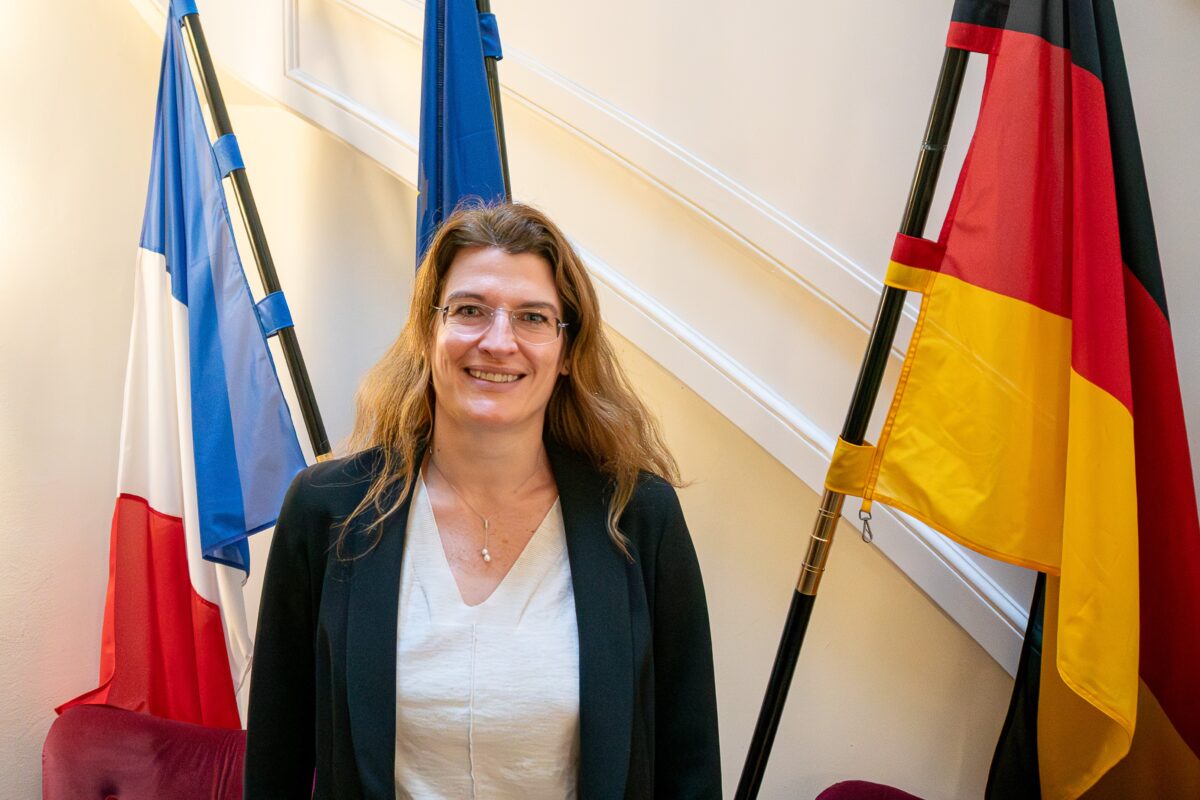 Lemor sagt, die aktuelle politische Lage in Deutschland und Frankreich sei jeweils belastet. Dennoch halte sie fest, dass Deutschland und Frankreich entschlossen seien, die aktuellen Herausforderungen gemeinsam anzugehen und ihre Zusammenarbeit im Dienste Europas weiter zu verstärken.