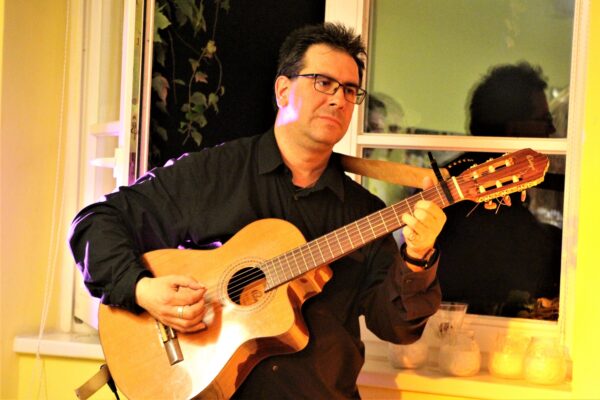 Juan Luis Merinero lädt zum Generations-Singen ein. Foto: Catharina Rudschies