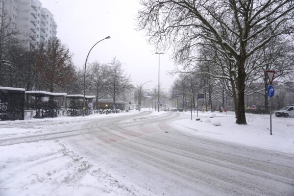 Am Montag soll der Unterricht in Hamburgs Schulen wieder in Präsenz stattfinden. Foto: Jasper Karin
