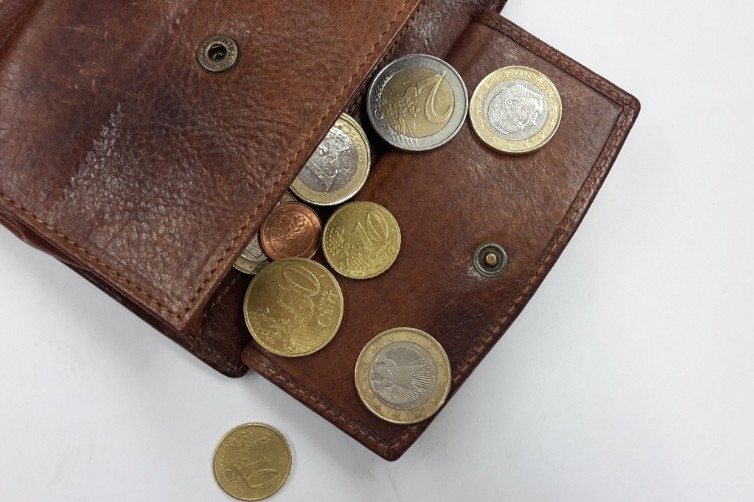 Damit das Taschengeld in der Tasche bleibt: Mark Schmidt-Medvedev erklärt den Kindern in in der Bücherhalle Eidelstedt, wie sie richtig mit Geld umgehen.