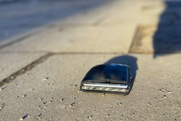 Wiedersehen macht Freude: Wer so ein Portmonnaie auf der Straße herumliegen sieht, der bringt es am besten gleich zur Polizei.