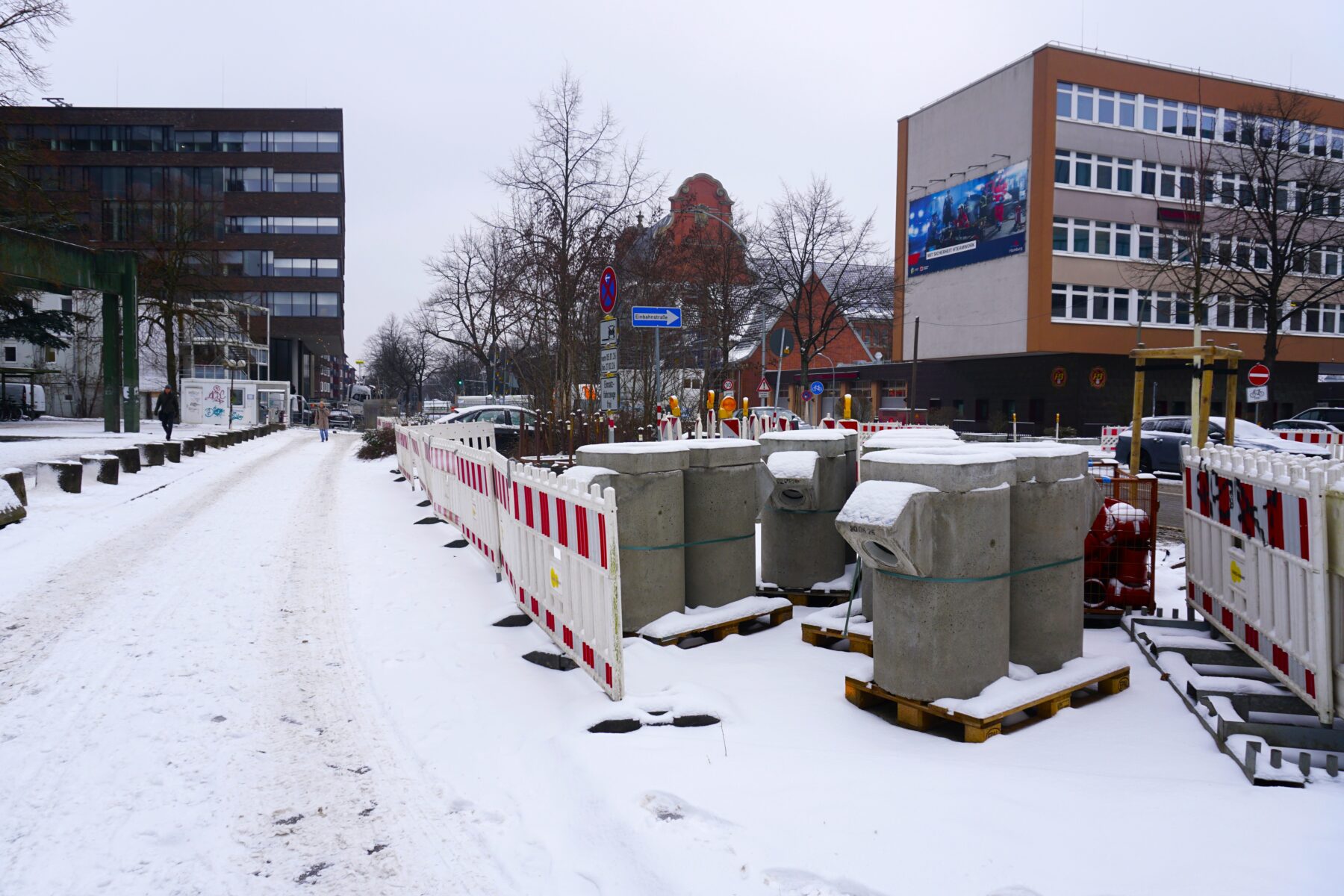 Der Parkplatz an der Bundestraße ist momentan nicht nutzbar. Dort lagert Material einer nahen Baustelle.