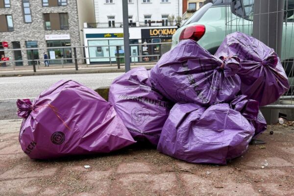 Die rosa Müllsäcke liegen noch immer an einigen Ecken Eimsbüttels: Knapp 1.700 Haushalte benutzen sie noch.