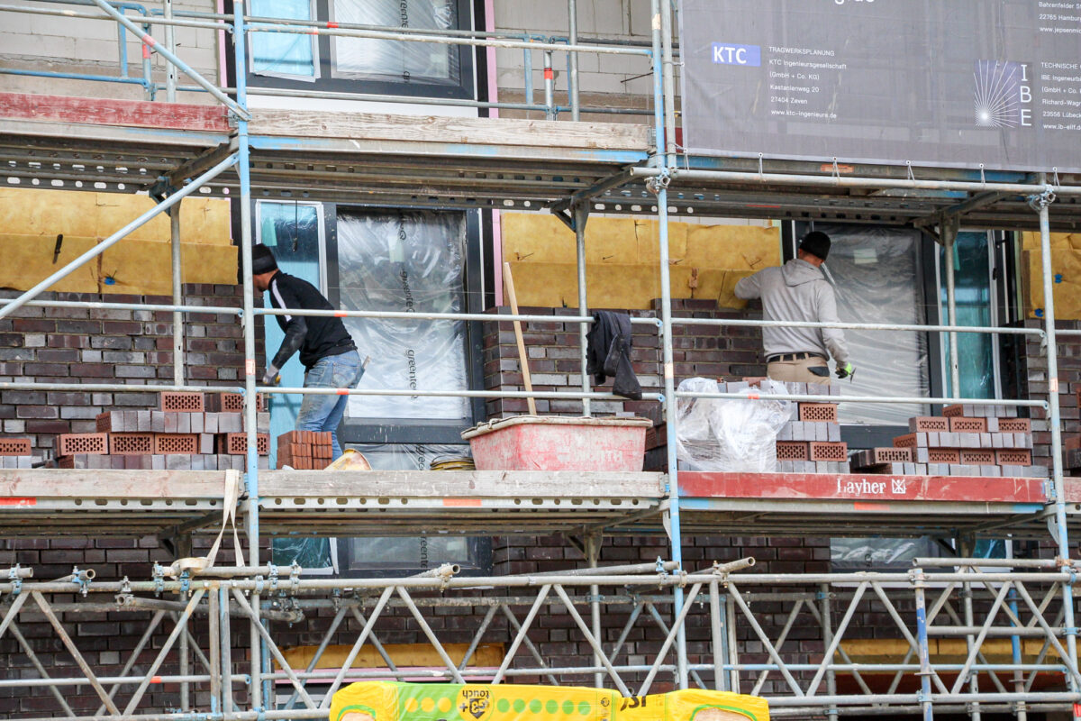 Aus noch ungeklärter Ursache ist ein Bauarbeiter von einem Gerüst gestürzt. Symbolfoto: Julia Haas