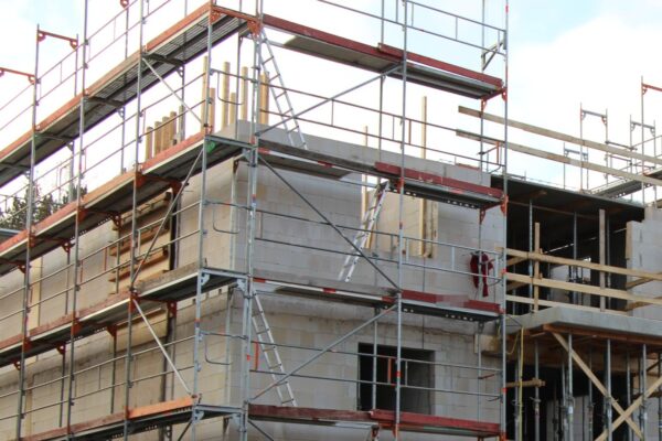 Aus noch ungeklärter Ursache ist ein Bauarbeiter von einem Gerüst gestürzt. Symbolfoto: Julia Haas