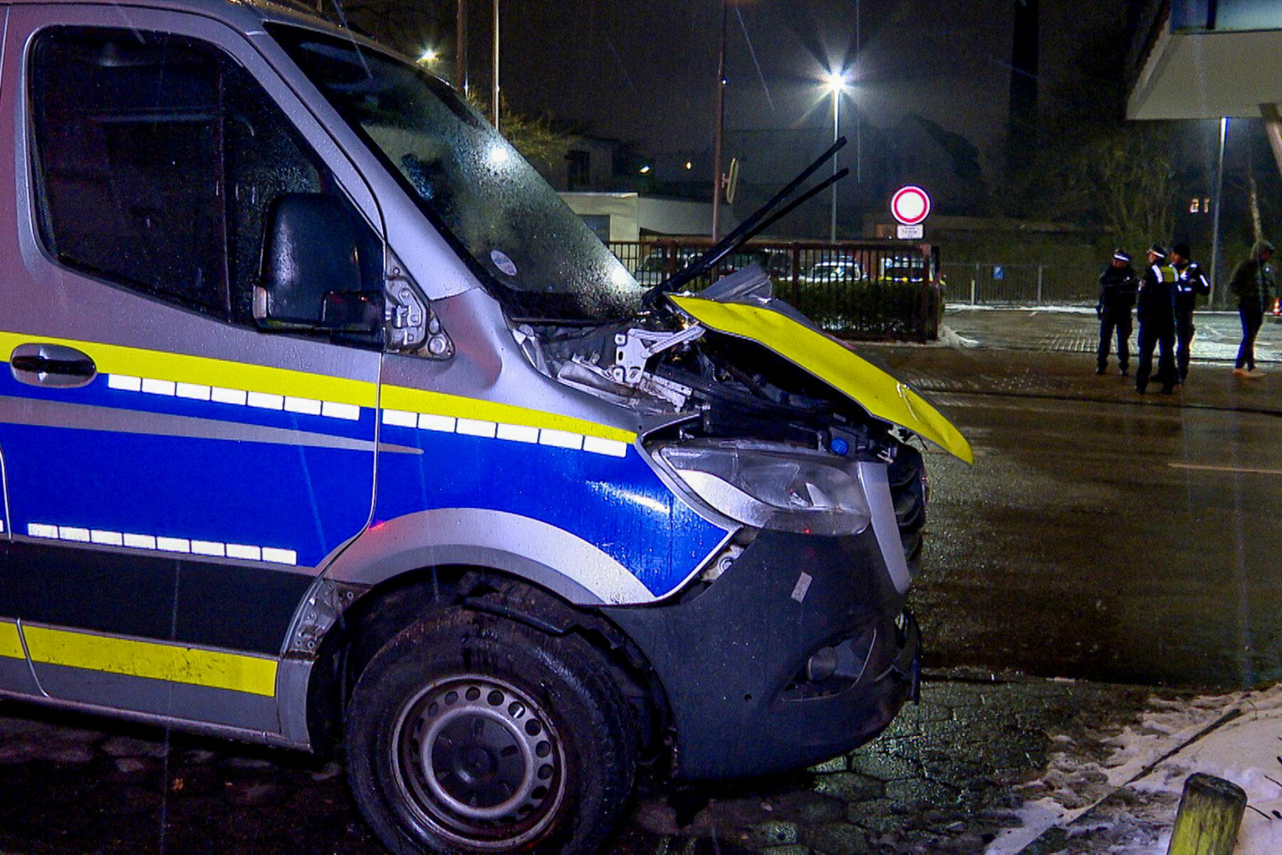 Ein Polizeibus wurde beschädigt. Foto: HamburgNews