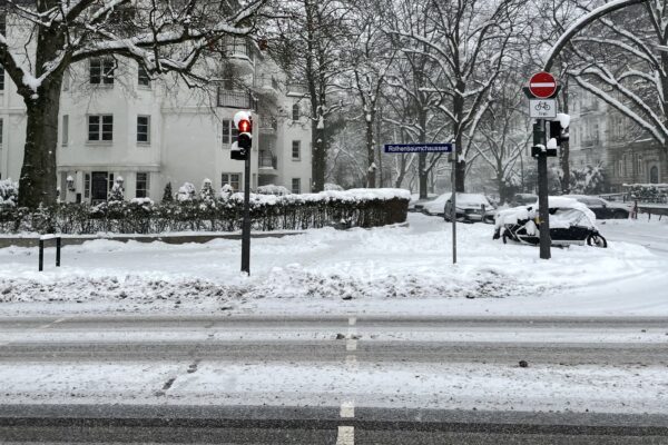 Beim Bezirksamt gingen mehrere Beschwerden wegen nicht geräumter Gehwege ein. Symbolfoto: Julia Haas