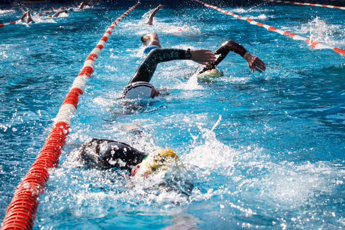 Im Poseidonbad gehen im Juni 80 Teilnehmende an den Start. Foto: Triabolos Triathlon Hamburg e. V.