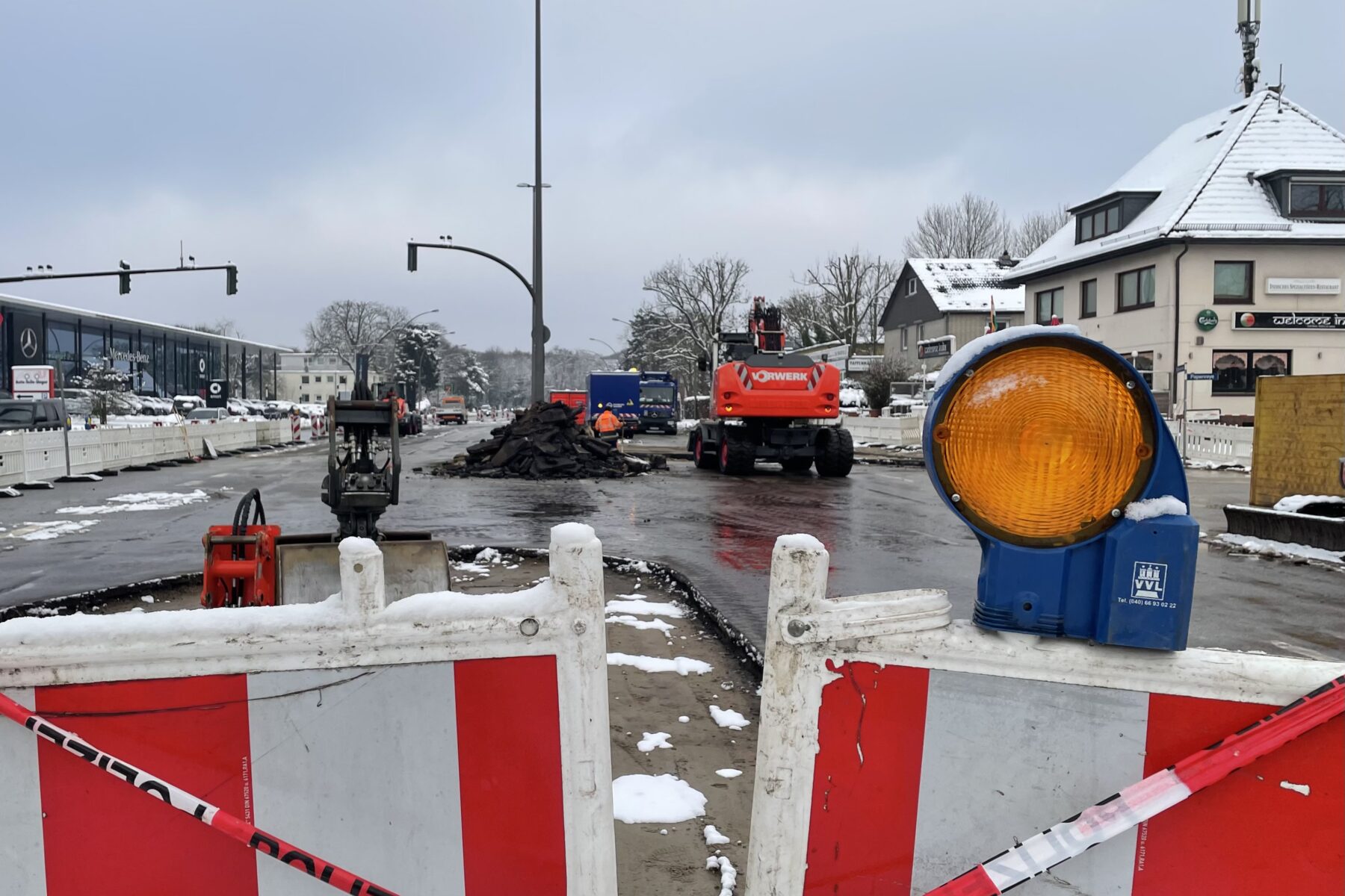 An der Kollaustraße sind die Bagger seit Anfang Januar beschäftigt. Nur noch ein kleines Stück fehlt bis nun alle Rohre ausgewechselt sind.