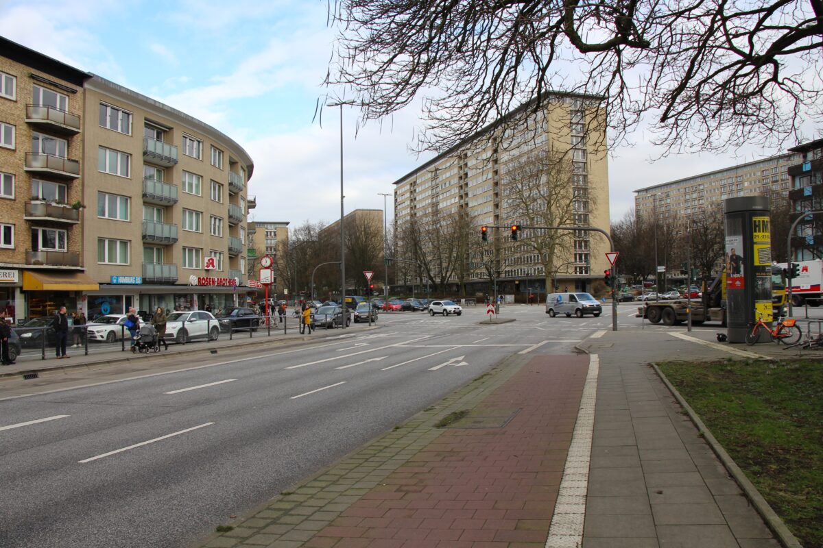 Die Kreuzung Grindelallee, Ecke Schlump: Hier stießen am Dienstagvormittag ein Bus und ein Auto zusammen.