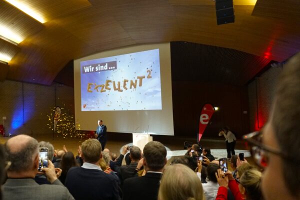 Im Audimax gibt es stehenden Applaus. Das Motto war dieses Jahr "Exzellenz hoch zwei".