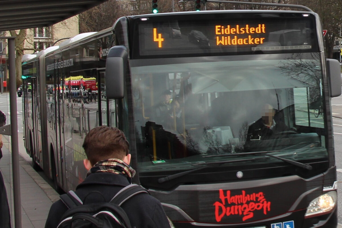 Ein Unbekannter soll einen sechsjährigen, beeinträchtigten Jungen im Bus beleidigt haben.