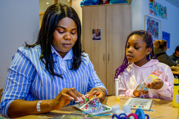 Sarah Okai nimmt mit ihrer Tochter die Angebote der Familienzeit wahr. Foto: Rainer Wiemers