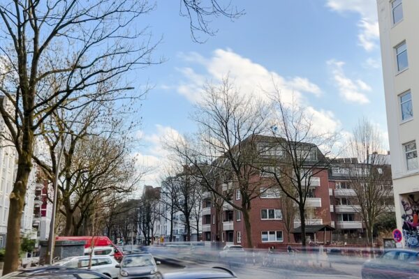 Die Polizei sucht nach einem mutmaßlichen Räuber, der eine Seniorin am Langenfelder Damm überfallen haben soll.