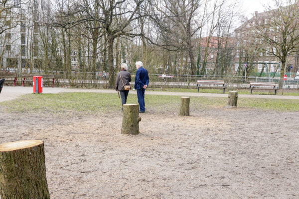 Helga Obens und Peter Mathews stehen am NS-Mahnmal zur Bücherverbrennung, wo kürzlich Bäume gefällt wurden. Foto: Angela Woyciechowski