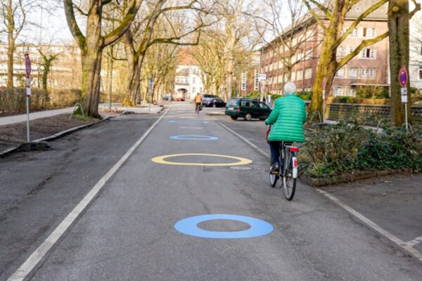 Bunte Formen sind auf der Fahrbahn zu sehen. Foto: Angela Woyciechowski