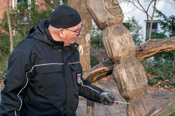 Ralf Günther prüft die Sicherheit auf dem Spielplatz im Lindenpark. Foto: Julia Haas