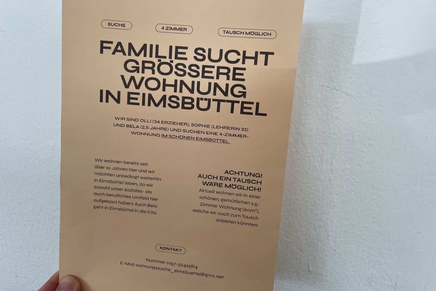 Auch mit selbst erstellten Flyern sucht die Familie nach einem neuen Zuhause. Foto: Julia Haas