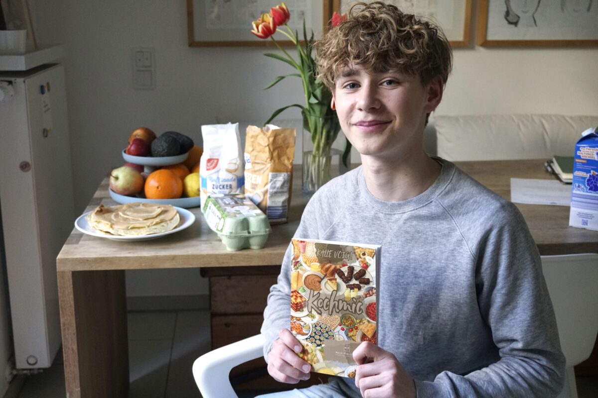 Kalle hat ein eigenes Kochbuch veröffentlicht. In "Kochmic" hat er die Rezepte seiner Oma festgehalten. Foto: