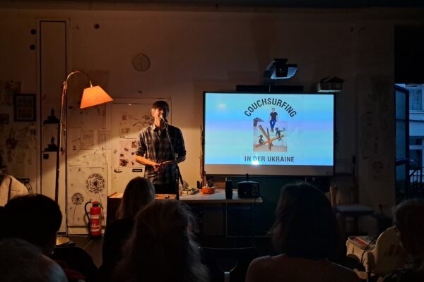 Stephan Orth bei seinem Multimedia-Vortrag mit Lesung zu seinem Buch "Couchsurfing in der Ukraine"