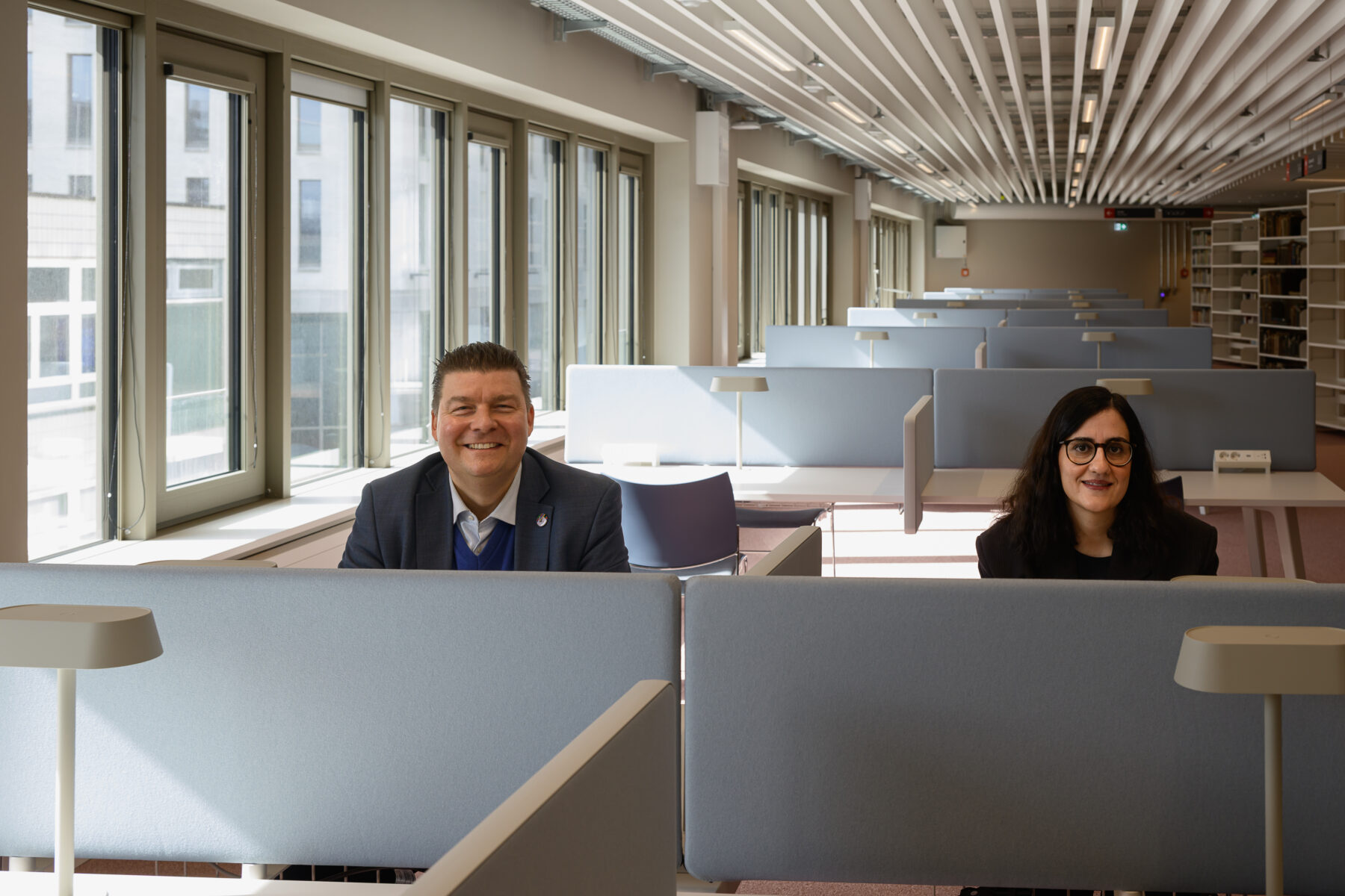 Finanzssenator Dressel und Wissenschaftssenatorin Blumenthal in der neuen Bibliothek im MIN-Forum. Foto: Rainer Wiemers