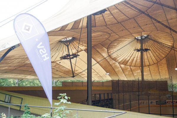 Das Dach der Eisbahn Stellingen wird abgerissen. Doch nicht alle sind mit der Übergangslösung zufrieden. Foto: Julia Haas