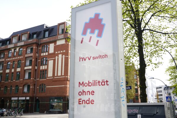 Medienberichten zufolge sollen bei der Nutzung einer App des HVV Schufa-Anfragen durchgeführt werden. Was dahinter steckt. Symbolbild: Ella Schinkel