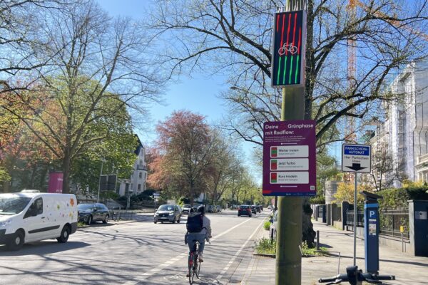 An der Rothenbaumchaussee sollen LED-Tafeln den Radverkehr verbessern. Foto: Alexis Milne