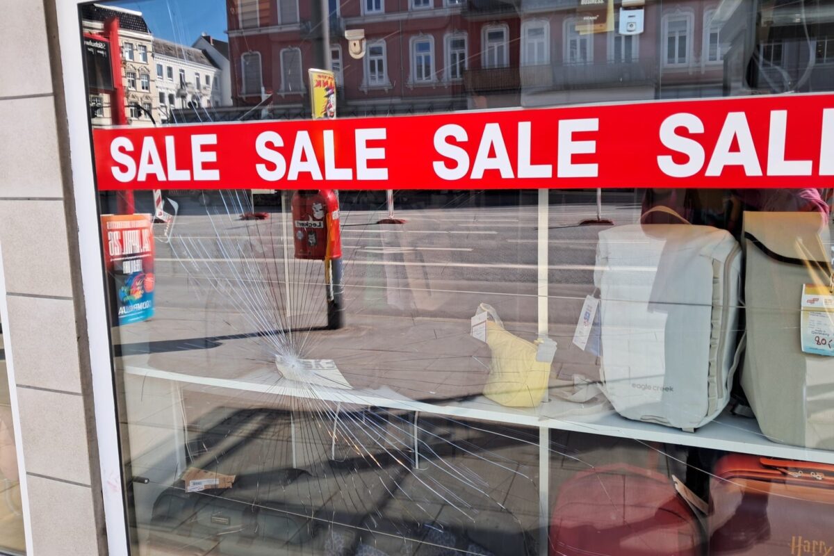 Eine Fensterscheibe ist kaputt. Foto: Angela Woyciechowski