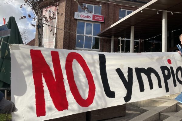 Vor dem ETV-Gebäude stehen Vertreter von "Nolympia". Foto: Julia Haas