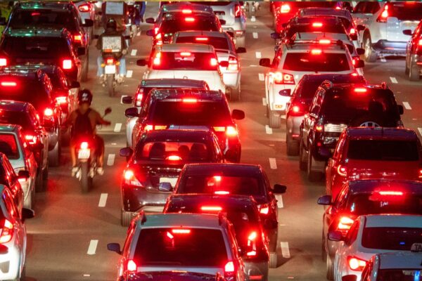 Sperrung wegen Bauarbeiten: Auf der A7 sieben rollt am dritten Aprilwochenende kein Auto mehr zwischen Stellingen und Heimfeld. Symbolbild: Canva