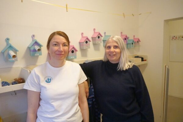 Anja Meinecke (rechts) und ihr Team betreuen in der Krippe "Schöne kleine Welt" Kinder unter drei Jahren. Foto: Angela Woyciechowski
