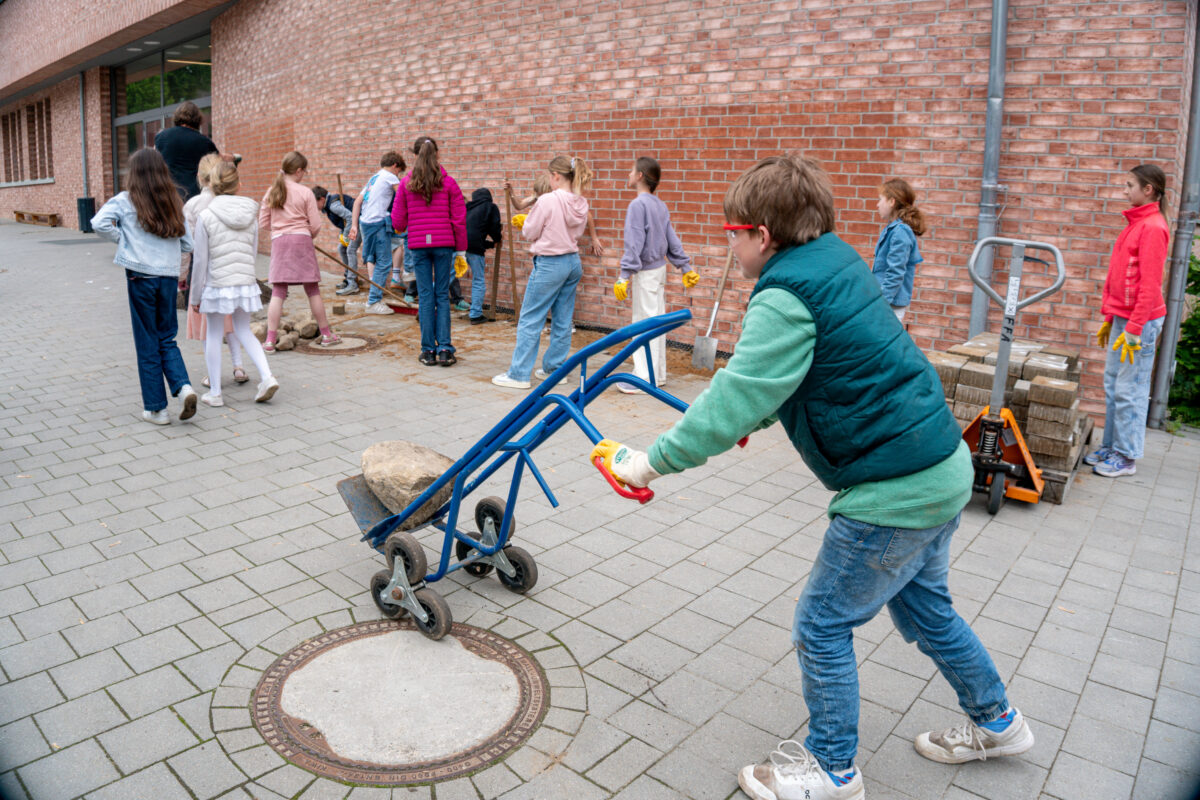 Am Wilhelm-Gymnasium wurde fleißig abgepflastert.