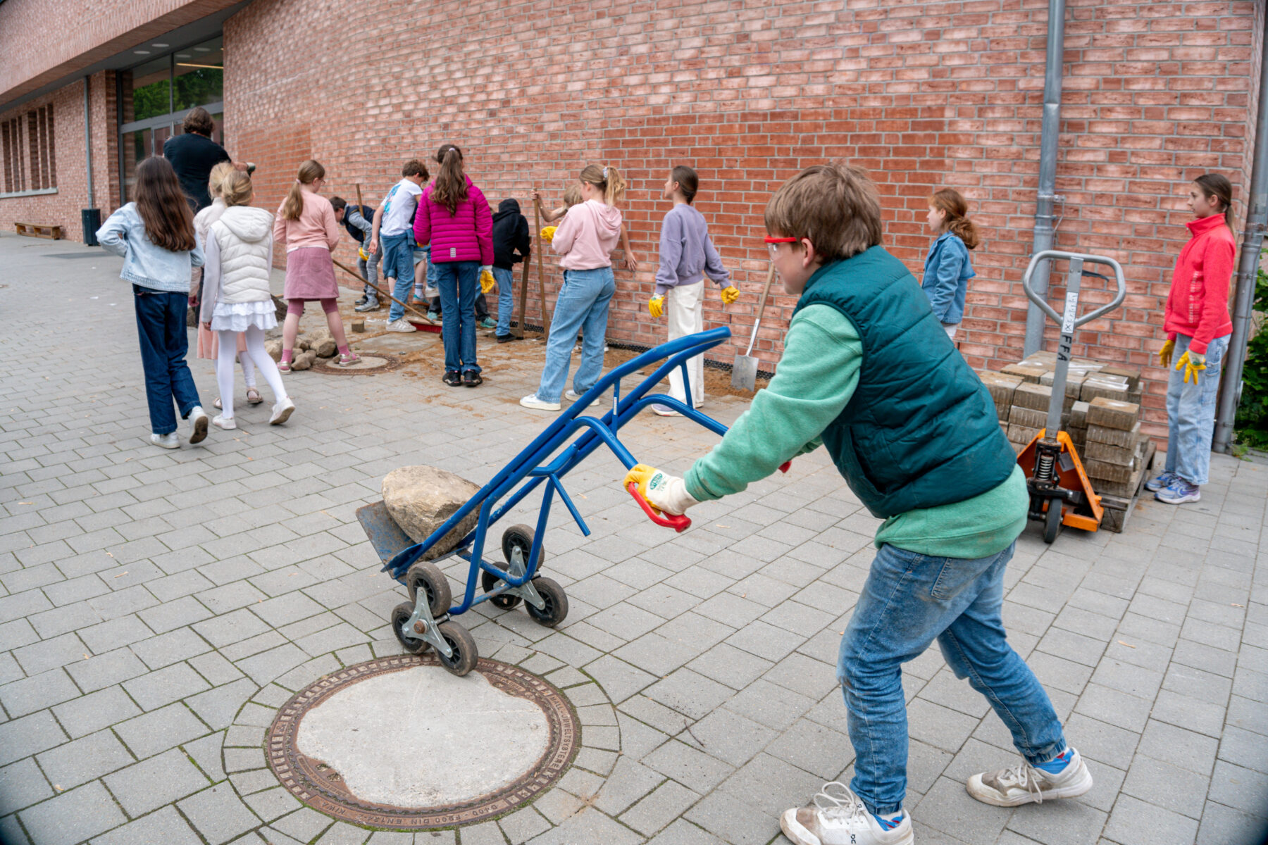 Am Wilhelm-Gymnasium wurde fleißig abgepflastert.