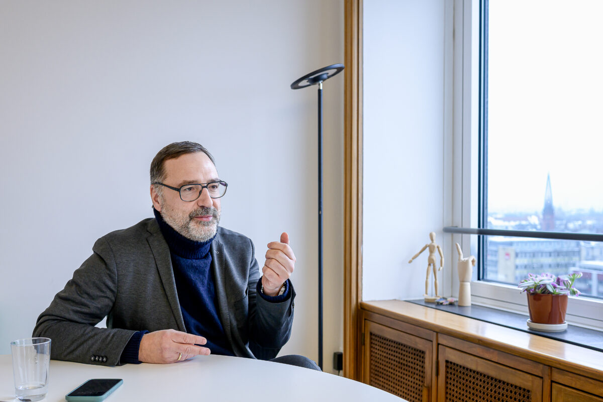 Christian Zierau, der Bezirksamtsleiter von Eimsbüttel, möchte mit den Bürgerinnen und Bürgern ins Gespräch kommen. Foto: Rainer Wiemers