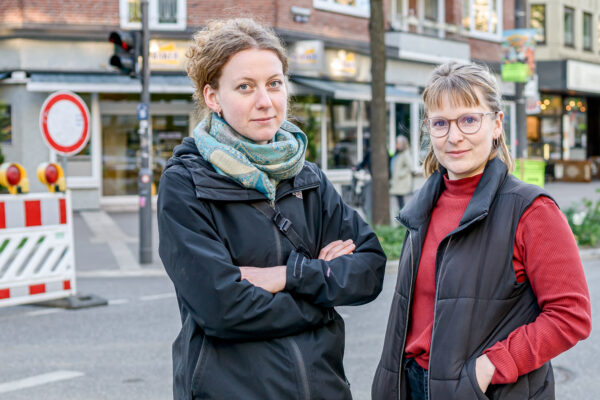 Marie (links) und Maren engagieren sich bei der Eimsbütteler Stadtteilgruppe von „Hamnburg enteignet“. Foto: Rainer Wiemers