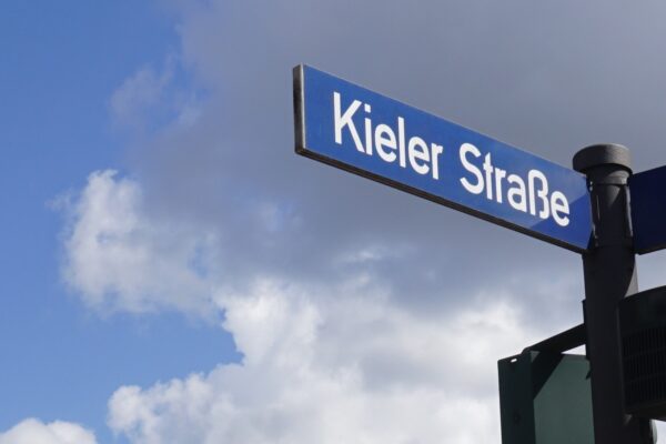 Auf der Kieler Straße kam es am Mittwoch zu einem schweren Verkehrsunfall. Symbolfoto: Frieda Stadtlander