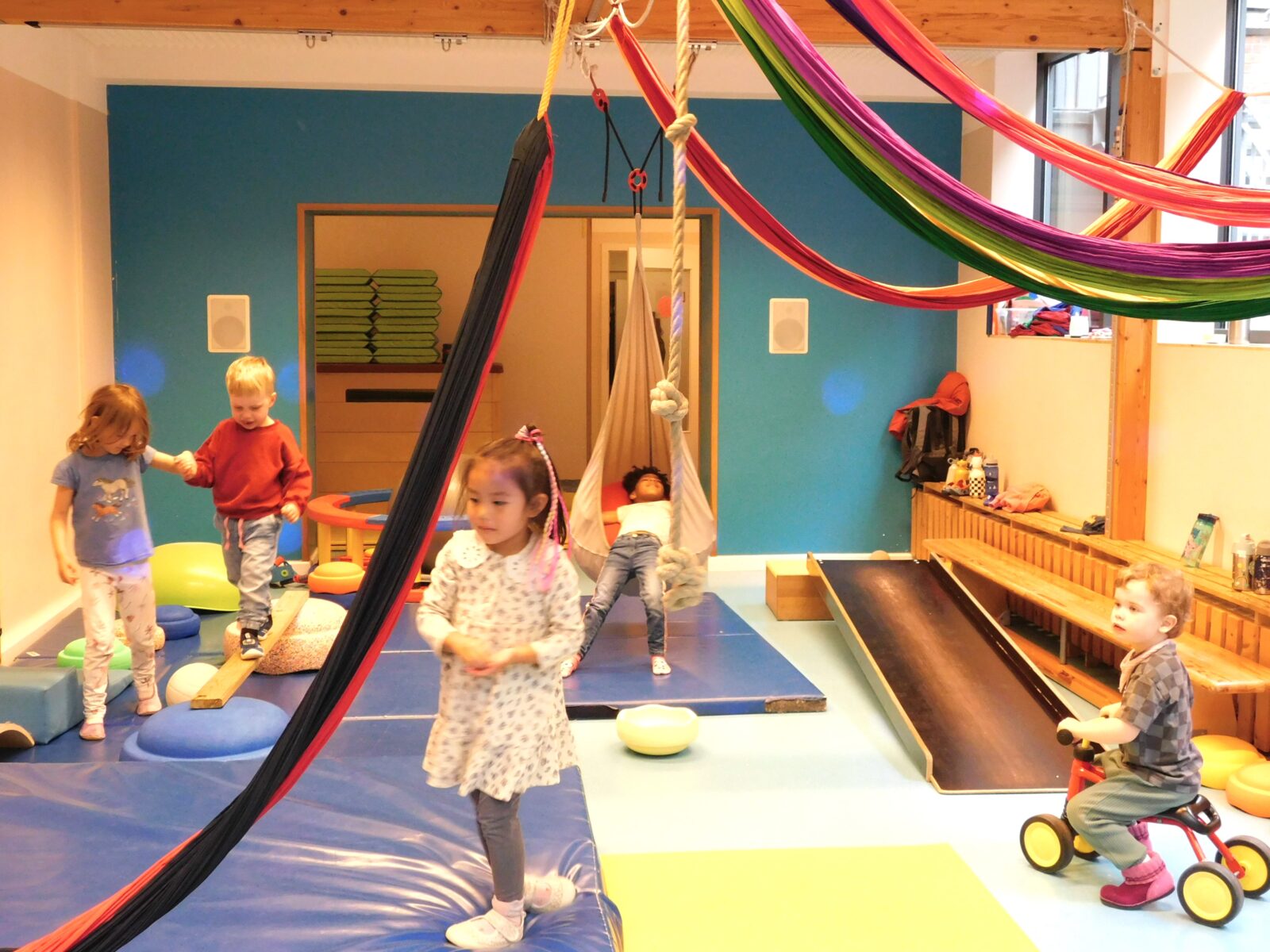 In der Turnhalle des Kinderhaus vier Zeiten spielen die Kinder täglich gemeinsam. Foto: Ella Schinkel