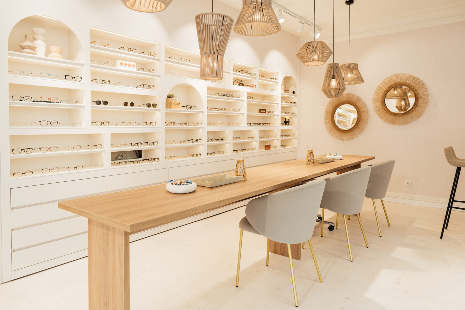 Florian Mott (2. v. l.) und sein Team bei "Mott Optik" bieten jetzt auch im Eppendorfer Weg Brillen an. Foto: Mott Optik