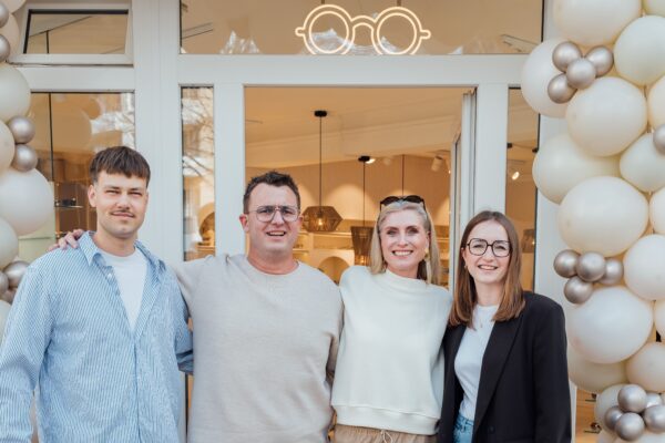 Florian Mott (2. v. l.) und sein Team bei "Mott Optik" bieten jetzt auch im Eppendorfer Weg Brillen an. Foto: Henning von Holdt
