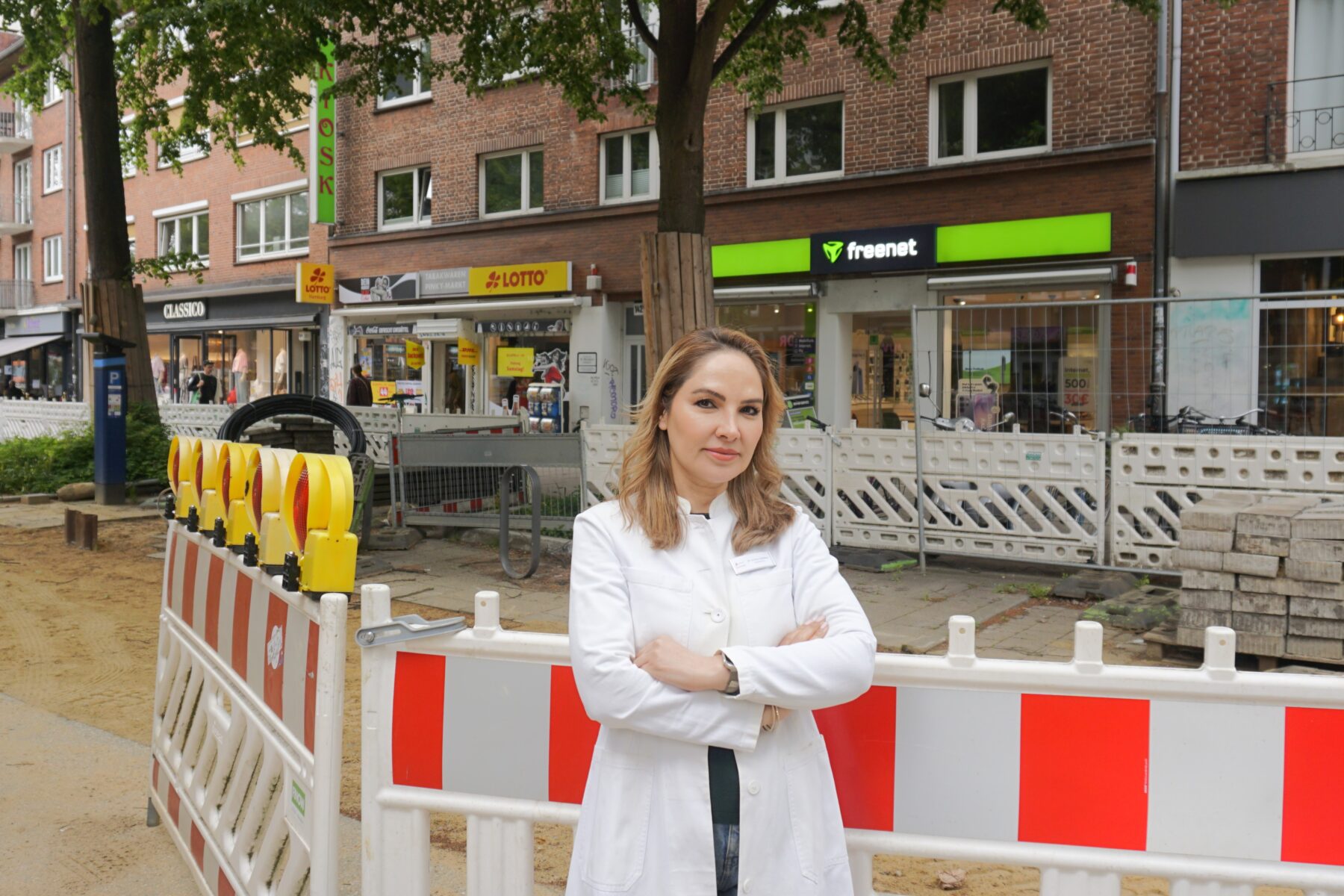 Arezou Asafafshar, Inhaberin der Orion Apotheke, hat eine Petition gegen die Baustellenpolitik der Stadt Hamburg ins Leben gerufen. Foto: Alexis Milne