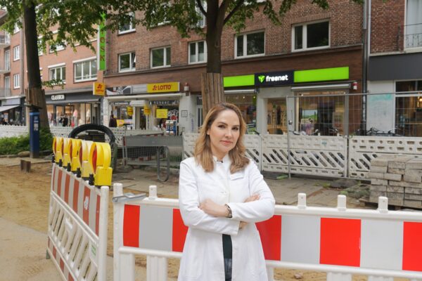 Arezou Asafafshar, Inhaberin der Orion Apotheke, hat eine Petition gegen die Baustellenpolitik der Stadt Hamburg ins Leben gerufen. Foto: Alexis Milne