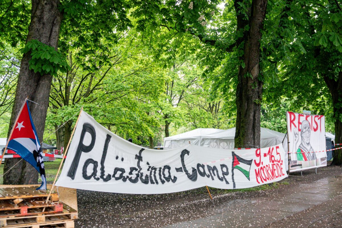 Auf der Moorweide am Dammtor gibt es aktuell ein Protestcamp. Foto: Ella Schinkel