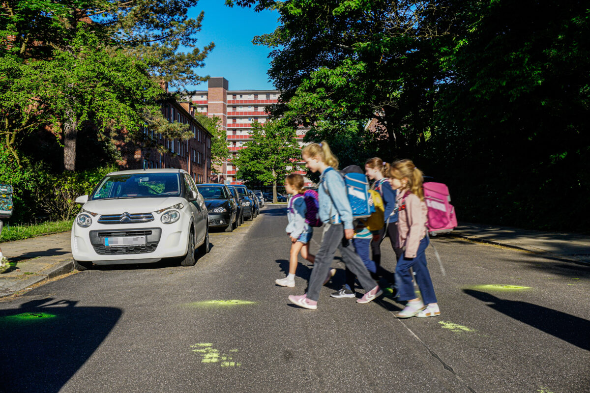 Schülerinnen laufen gemeinsam zur Grundschule Vizelinstraße. Foto: Julia Haas