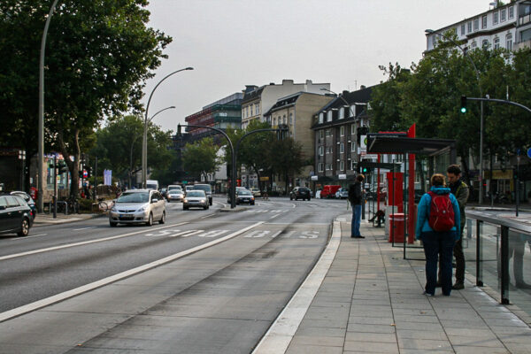 Am Mittwochabend wurde ein Fußgänger auf der Grindelallee schwer verletzt. Archivfoto: Anja von Bihl