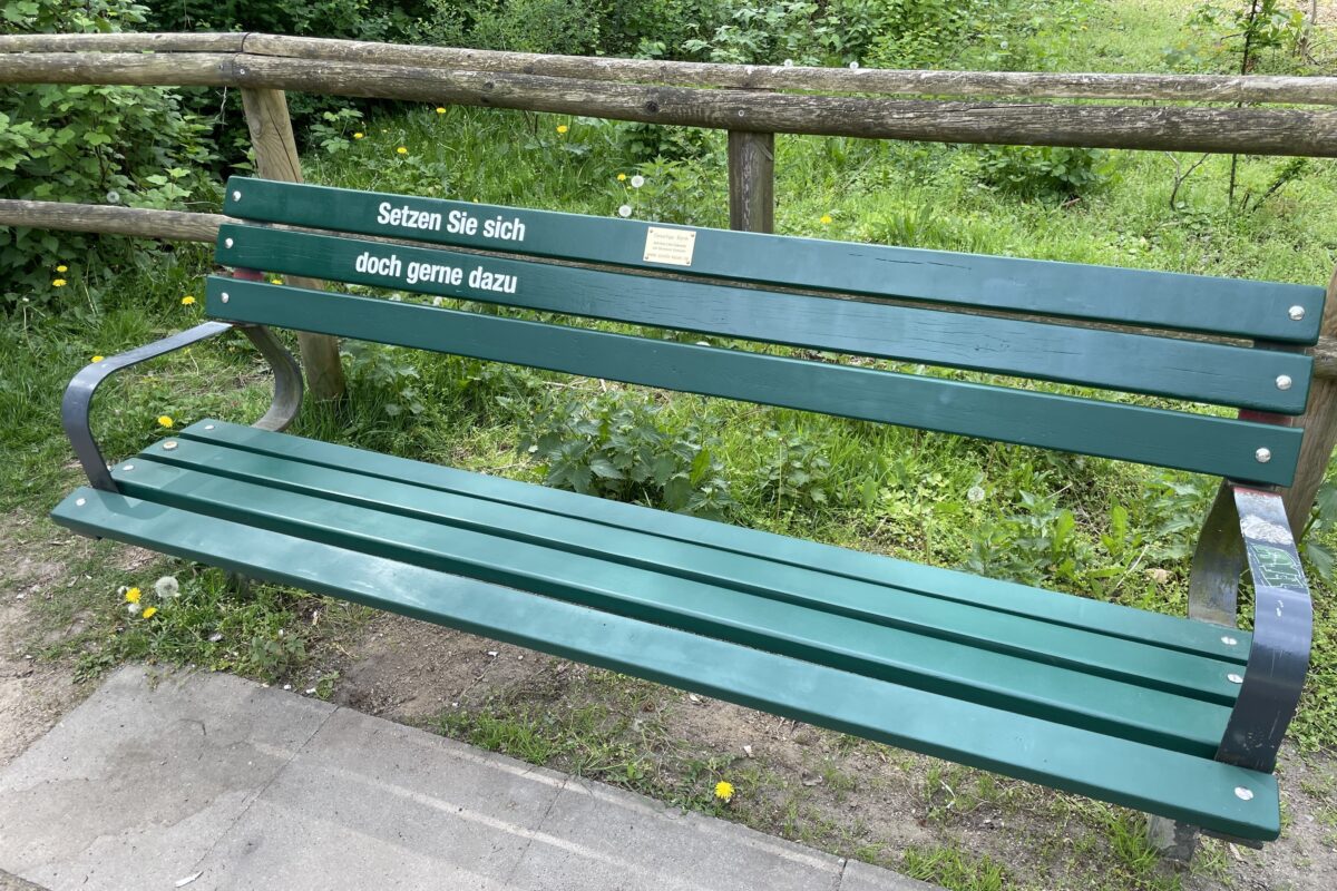 Eine "gesellige Bank" steht am Kaiser-Friedrich-Ufer. Foto: Julia Haas