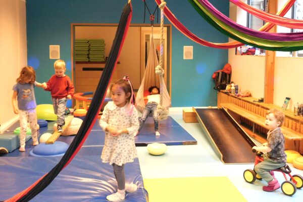 In der Turnhalle des Kinderhaus vier Zeiten spielen die Kinder täglich gemeinsam. Foto: Ella Schinkel