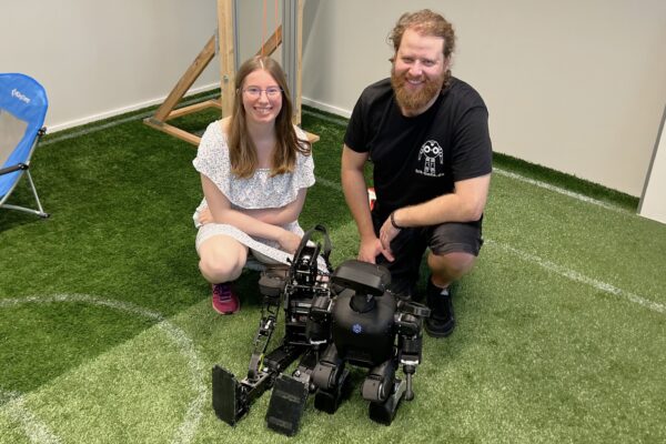 Lea Wedmann (l.) und Joern Griepenburg präsentieren ihre Fußball-Roboter. Foto: Alexis Milne