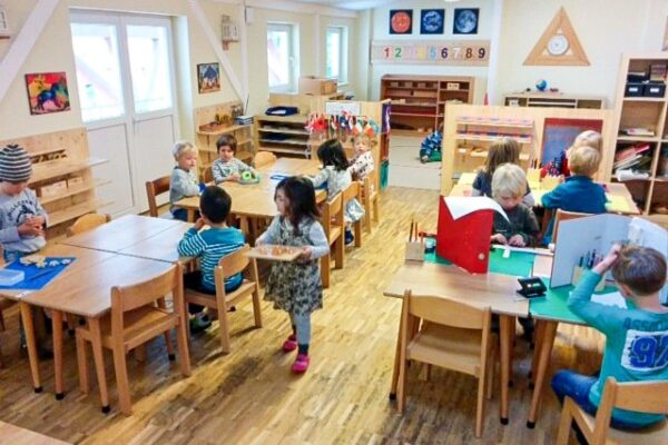 Bei Monaddrei lernen die Kinder nach Montessori in Selbstständigkeit. Foto: Monaddrei