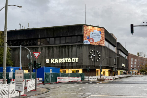 Rund um das Karstadt-Gebäude in der Osterstraße finden seit 2024 Bauarbeiten für das Fernwärmenetz statt. Archivfoto: Alexis Milne